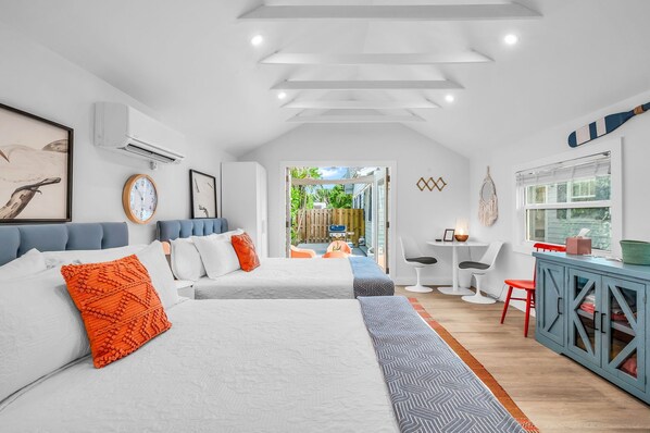 4 slaapkamers, een bureau, een strijkplank/strijkijzer, reisbedje