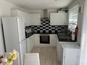 Apartamento | Cocina privada | Frigorífico, microondas, horno y placa de cocina