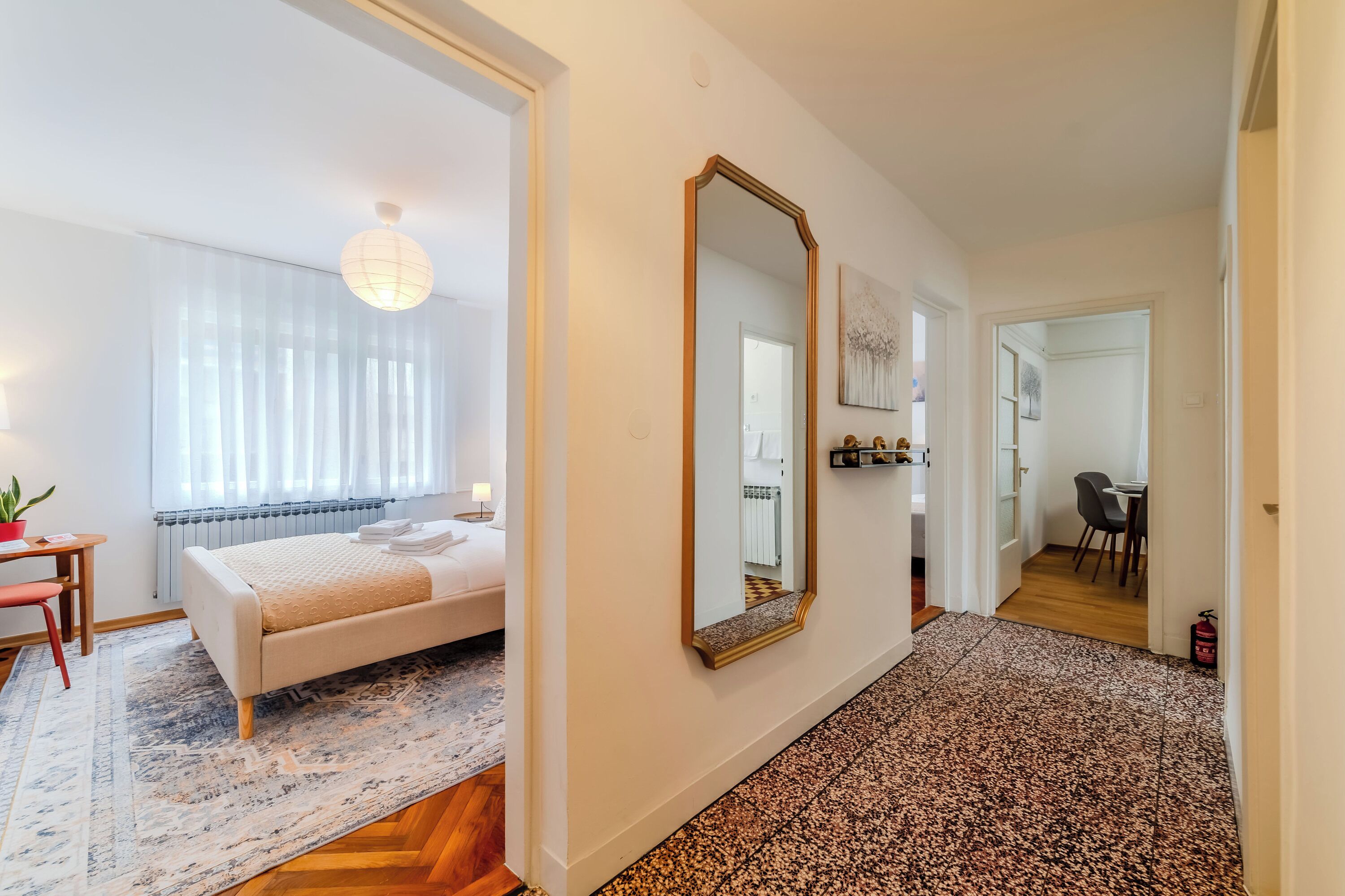 Apartemen Keluarga, beberapa kamar (Family Friendly Apartment With) | 2 kamar tidur, brankas, dan ruang kerja ramah laptop