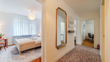 Apartemen Keluarga, beberapa kamar (Family Friendly Apartment With) | 2 kamar tidur, brankas, dan ruang kerja ramah laptop