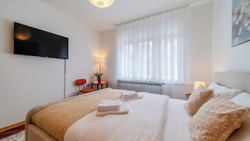 Family Apartment, Multiple Bedrooms (Family Friendly Apartment With) | 2 bedrooms, in-room safe, laptop workspace, iron/ironing board