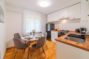 Apartemen Keluarga, beberapa kamar (Family Friendly Apartment With) | Dapur pribadi | Lemari es, oven, kompor, dan mesin pembuat kopi/teh