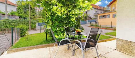 Appartement Familial, plusieurs chambres (Family Friendly Apartment With) | Restauration extérieure