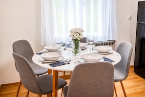 Familienapartment, 2 Schlafzimmer, Terrasse (Family Friendly Apartment With) | Speisen