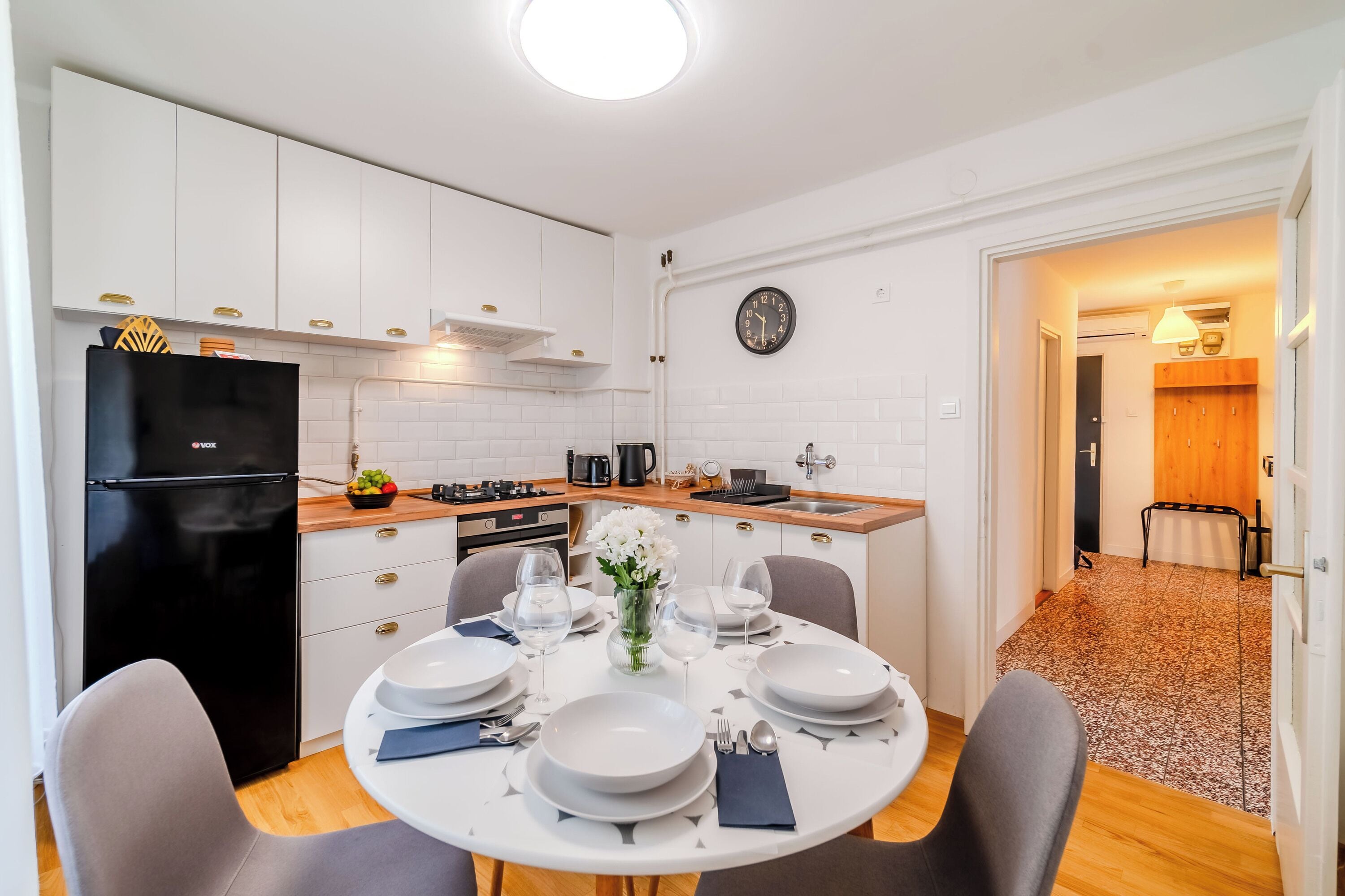 Apartemen Keluarga, beberapa kamar (Family Friendly Apartment With) | Dapur pribadi | Lemari es, oven, kompor, dan mesin pembuat kopi/teh