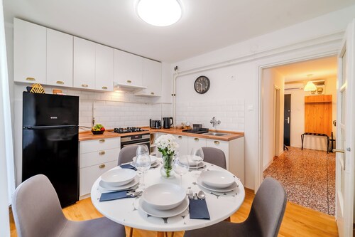Family Friendly Apartment With Parking