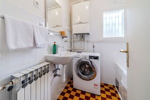 Perhehuoneisto, useita makuuhuoneita (Family Friendly Apartment With) | Kylpyhuone | Kylpyamme, hiustenkuivaaja, pyyhkeet, saippua