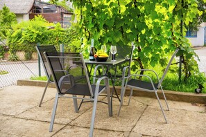 Outdoor dining - Family Friendly Apartment With Parking (Zagreb)