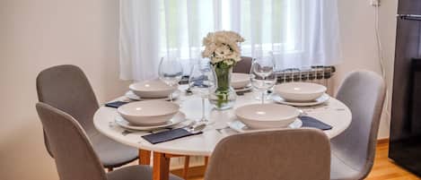 Perhehuoneisto, useita makuuhuoneita (Family Friendly Apartment With) | Ruokailu
