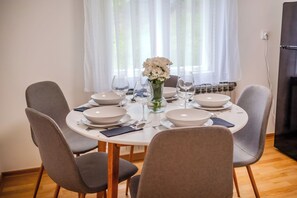 Perhehuoneisto, useita makuuhuoneita (Family Friendly Apartment With) | Ruokailu