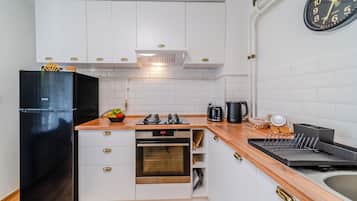 Apartamento família, 2 quartos (Family Friendly Apartment With) | Cozinha privada | Geladeira, fogão, cooktop, cafeteira/chaleira