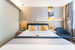 A modern hotel room with a large bed, bedside tables, a desk, and a chair. - Homeinn Selected Hotel (Shijiazhuang Xinbai Square Wanlimiao Pedestrian Street) (Shijiazhuang)