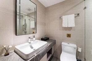 A modern bathroom with a large mirror, a white sink, a toilet, and a glass shower enclosure. - Homeinn Selected Hotel (Shijiazhuang Xinbai Square Wanlimiao Pedestrian Street) (Shijiazhuang)