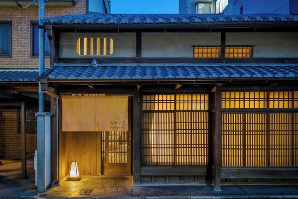 Vista frontal de la propiedad