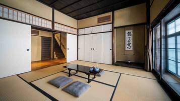 Traditional House, 2 Bedrooms, Non Smoking, Kitchen | 2 bedrooms, in-room safe, individually decorated, individually furnished