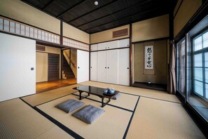 Traditional House, 2 Bedrooms, Non Smoking, Kitchen | 2 bedrooms, in-room safe, individually decorated, individually furnished