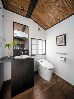 Traditional-Haus | Badezimmer | Duschwanne, Komfortbadewanne, Regendusche, Haartrockner