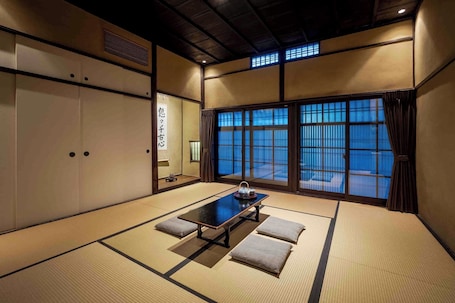 Traditional House | 2 bedrooms, in-room safe, individually decorated, individually furnished