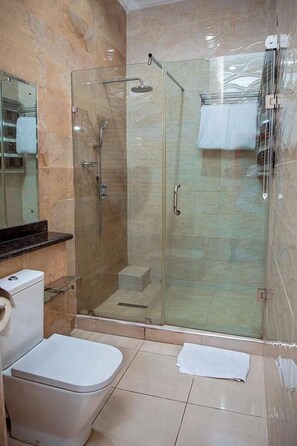 Baignoire, articles de toilette (gratuits), pantoufles