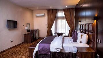 Family Room, Balcony, City View | Desk, laptop workspace, free WiFi