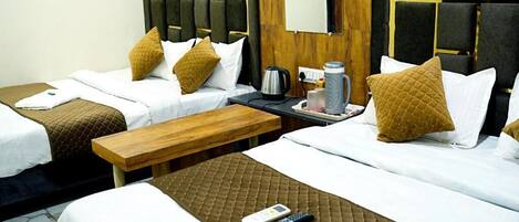 Basic Quadruple Room | Desk, soundproofing, free WiFi
