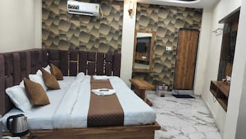 Basic Triple Room | Desk, soundproofing, free WiFi