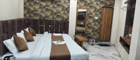 Escritorio, sistema de insonorización y wifi gratis