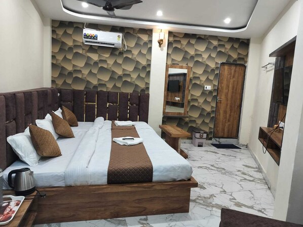 Basic Triple Room | Desk, soundproofing, free WiFi - Hotel Mahalok Palace (Ujjain)