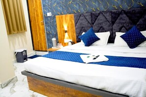 Basic Double Room | Desk, soundproofing, free WiFi - Hotel Mahalok Palace (Ujjain)