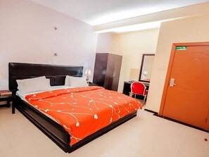Zimmer, Balkon, Stadtblick | Schreibtisch, laptopgeeigneter Arbeitsplatz, kostenloses WLAN