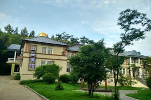 Un edificio con una cúpula amarilla y un letrero que dice 'hotel'.