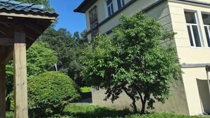 A building with a flat roof and a balcony. - Jingpo Lake Mountain villa hotel (Ning'an)