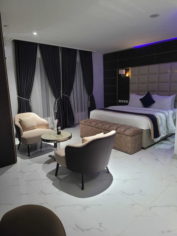 Economy-Zimmer, Stadtblick | Schreibtisch, laptopgeeigneter Arbeitsplatz, schallisolierte Zimmer