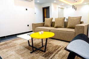 Classic-Zimmer | Schreibtisch, laptopgeeigneter Arbeitsplatz, schallisolierte Zimmer