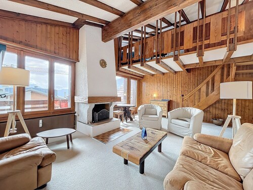 Spacious living room with fireplace, fully equipped kitchen (Nespresso coffee machine, microwave, di