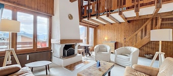Spacious living room with fireplace, fully equipped kitchen (Nespresso coffee machine, microwave, di