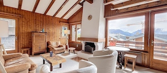 Spacious living room with fireplace, fully equipped kitchen (Nespresso coffee machine, microwave, di
