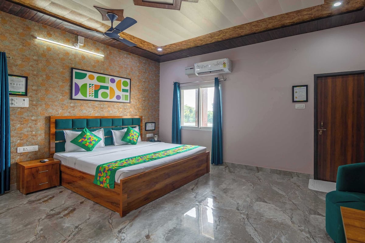 Deluxe Room | In-room safe, desk, blackout curtains, iron/ironing board