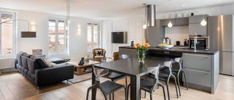 Jääkaappi, mikroaaltouuni, uuni, liesi