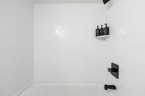 Condo conforto, 1 quarto, cozinha, vista para a cidade | Banheiro | Chuveiro/banheira combinados, produtos de toalete grátis