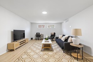Comfort Condo, 1 Bedroom, Kitchen, City View | Living room