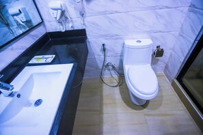 Bathtub, free toiletries, towels, soap - Garden Atlantis Hotel (Enugu)