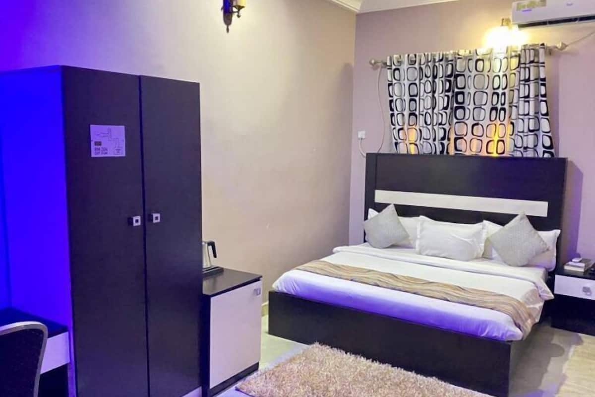 Eenvoudige kamer, balkon, uitzicht op stad | Een bureau, een laptopwerkplek, gratis wifi
