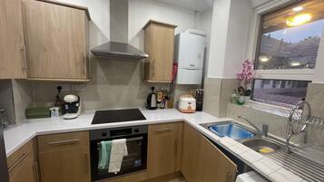 Apartamento | Cozinha privada | Geladeira, micro-ondas, fogão, cooktop