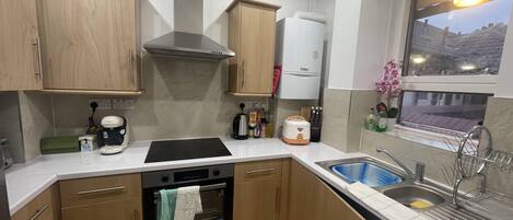 Appartement | Privékeuken | Een koelkast, een magnetron, een oven, een kookplaat