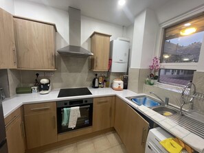 Apartamento | Cozinha privada | Geladeira, micro-ondas, fogão, cooktop