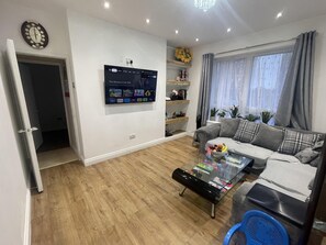 Living area - Cosy London Apartment Near Borough Market (London)