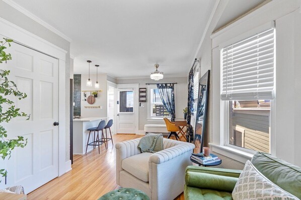 TV, offices - The Downtown Carriage Flat (San Diego)