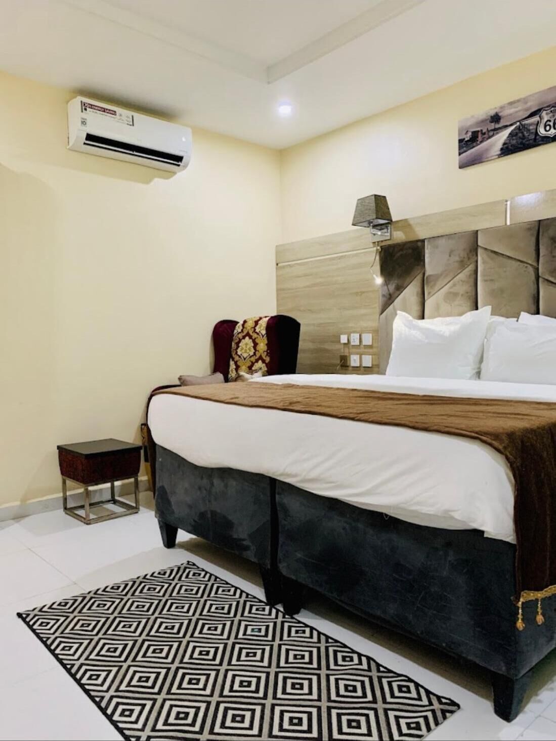 办公桌、笔记本电脑工作区、免费 WiFi