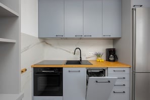 Geladeira, micro-ondas, fogão, cooktop